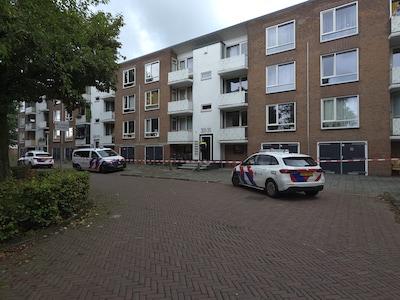 Politie krijgt tip over gestolen apparatuur, in woning in Zwolle vindt ze óók wat anders: bewoner aa