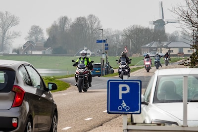 Motorrij­ders kennen het sentiment en letten op op de dijk: ‘Een vrouw staat buiten met een stok’