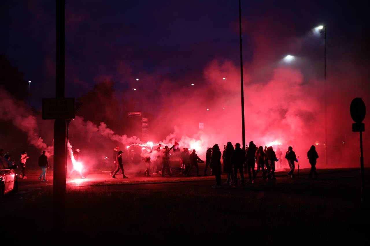 de-lichtjestocht-in-apeldoorn-met-rookbommen-en-fakkels