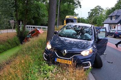 Auto eindigt in de sloot na aanrijding bij Leusden