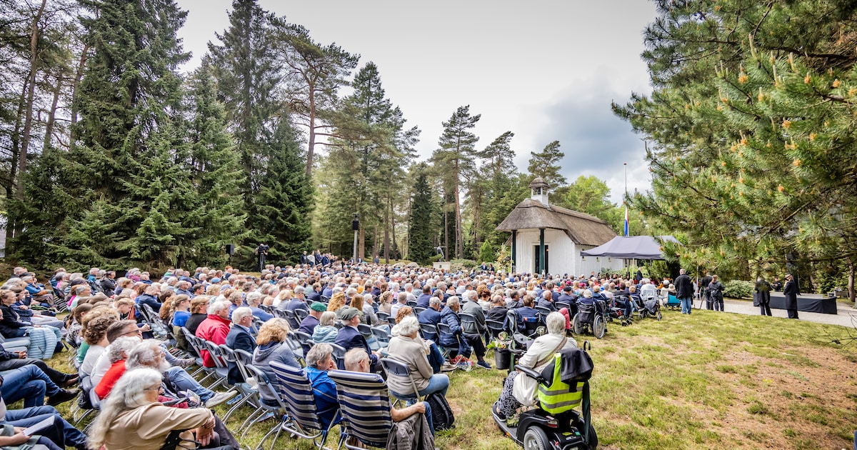 Tijdscapsule bij dodenherdenking in Loenen: ‘Hopen dat we in 2045 nog steeds in vrede leven’