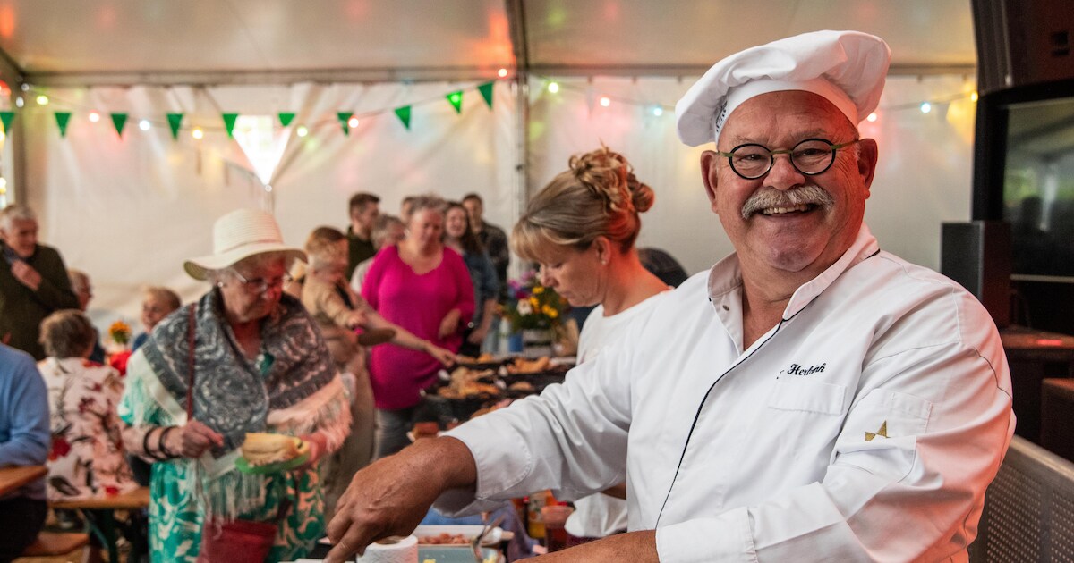 Met kleine oogjes aansluiten bij het ontbijt in feesttent op dorpsfeest ...