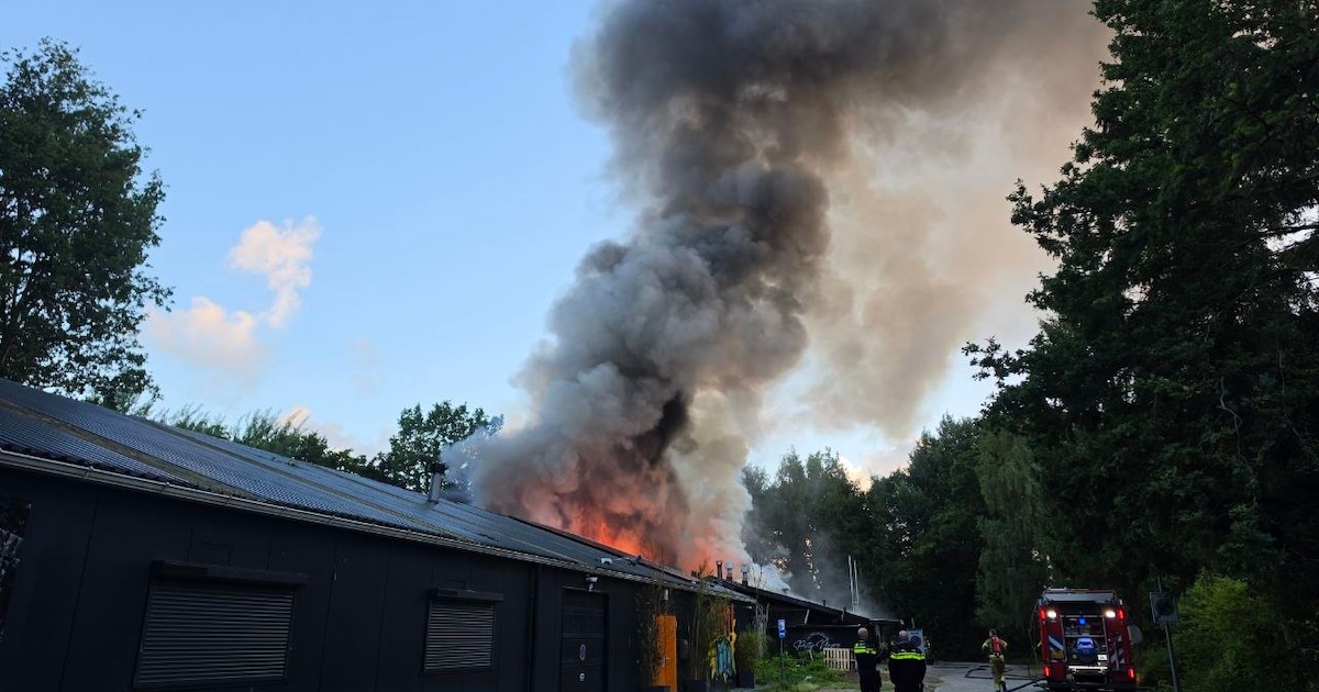 Vlammen slaan uit dak bij grote brand in voormalig parenclubpand in Lelystad