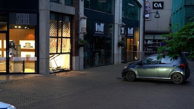 Vier dieven op één scooter na ramkraak juwelier, buren zien alles gebeuren