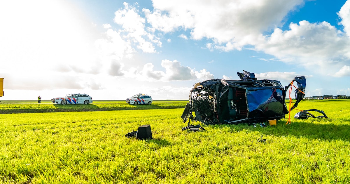Auto slaat over de kop en eindigt meters verderop in weiland