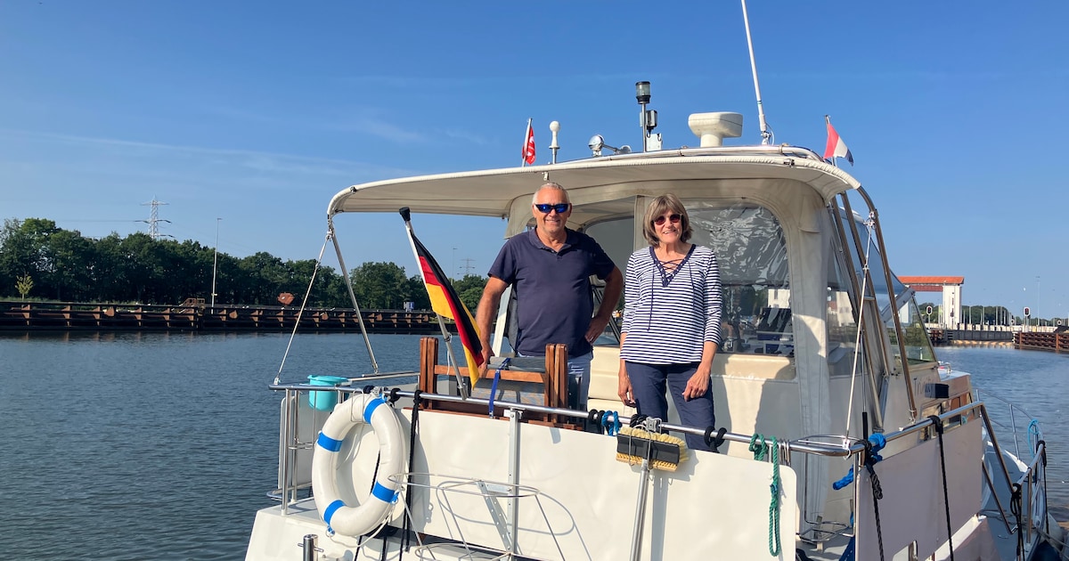 Laatste boten passeren de sluis in Eefde voordat die dicht gaat: ‘Is wat het is’