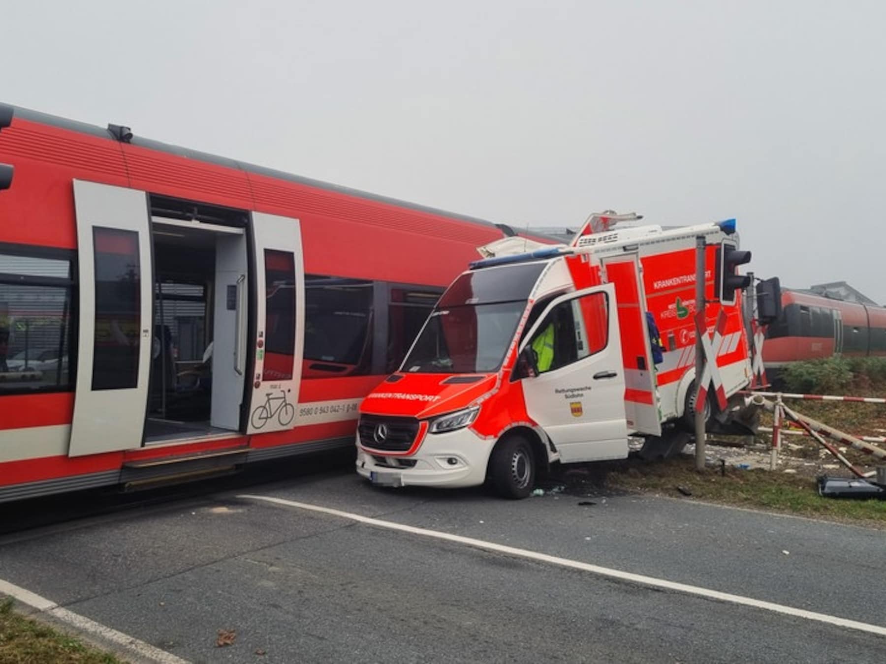 Trein die onderweg is naar Enschede ramt ambulance, vrouw (88) sterft in ziekenwagen