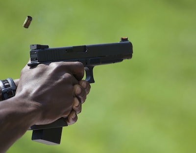 ‘Doe geen domme dingen’, zegt C. als hij zijn stiefzoon (16) een vuurwapen geeft