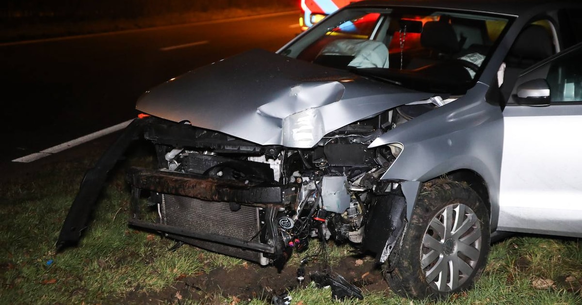 Auto total loss na ongeluk in Apeldoorn: vrouw komt met de schrik vrij