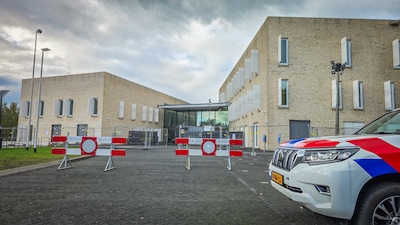 Gemeentehuis verandert in ‘fort’ voor vergadering over komst asielzoekers: overal hekken, geblindeerde ramen en politie