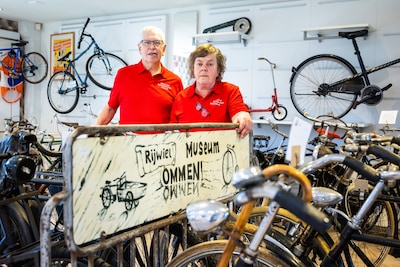 Buiten speelt een duo een vrolijk mopje, binnen breekt een hart: het fietsmuseum in Ommen is voorbij