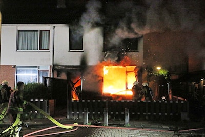 Hoekwoning verwoest door uitslaande brand in Hoogeveen, twee bewoners naar ziekenhuis