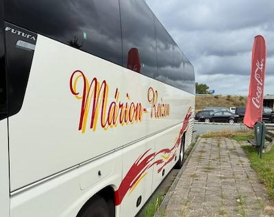 Reisbus met agenten schuimt snelwegen af op zoek naar bellers: honderd boetes
