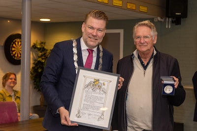 Deventer voetbalvereniging Sallandia ontvangt erepenning bij 100-jarig bestaan