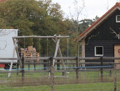 In de ‘wapenboerderij’ bij Uddel ligt opmerkelijk ‘speelgoed’: ‘Zou ik niet snel aan een kind geven’