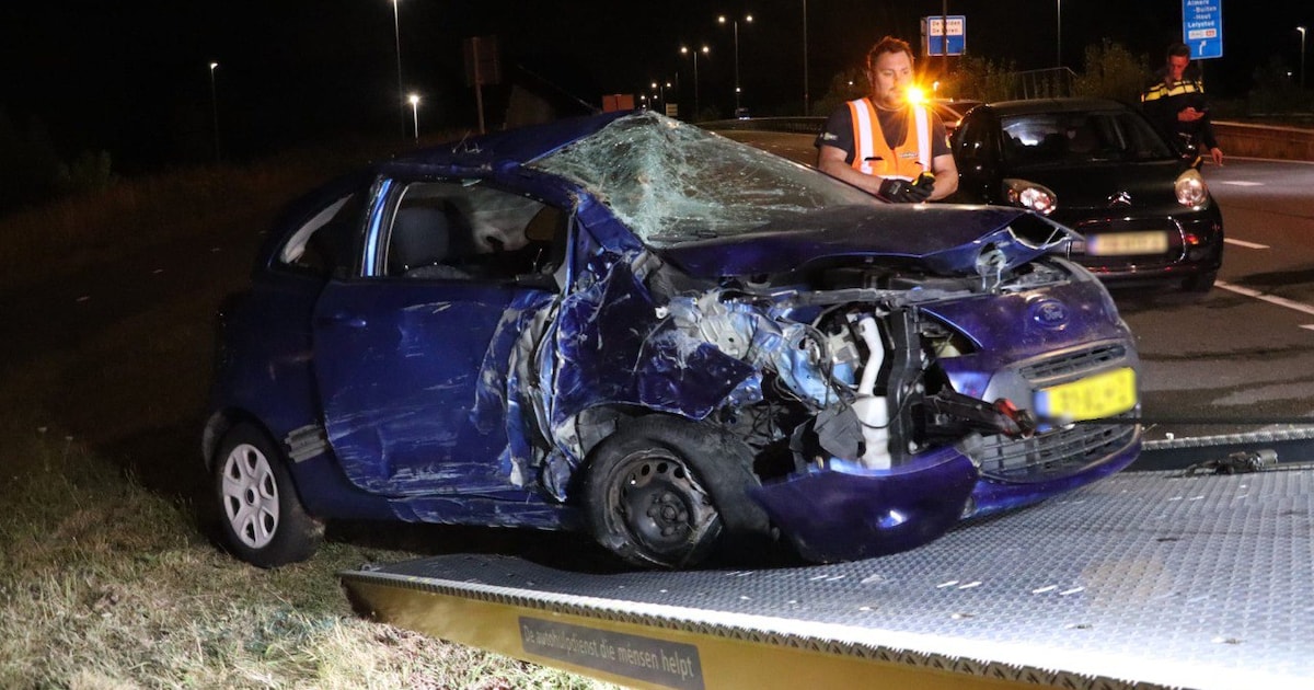 Twee gewonden bij flink ongeluk in Almere, auto zwaar beschadigd.