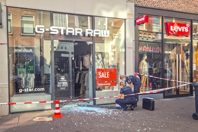 Glazen deur van kledingwinkel in Amersfoort aan diggelen, politie onderzoekt mogelijke inbraak