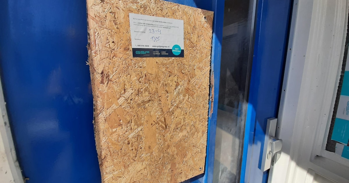 Klap in de nacht vernielt voordeur van vrouw (73) in Lelystad: ‘Kon niet ophouden met trillen’