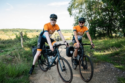 Wie fietst er nou 1600 kilometer in 9 dagen? Wouter en Ruben, en dat doen ze voor een bijzonder doel
