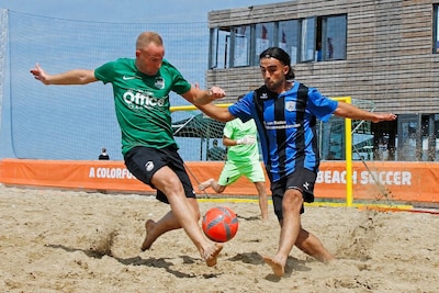 Zware benen door het rulle zand van het Scheveningse strand: Özkaya jaagt op NK-titel beachsoccer