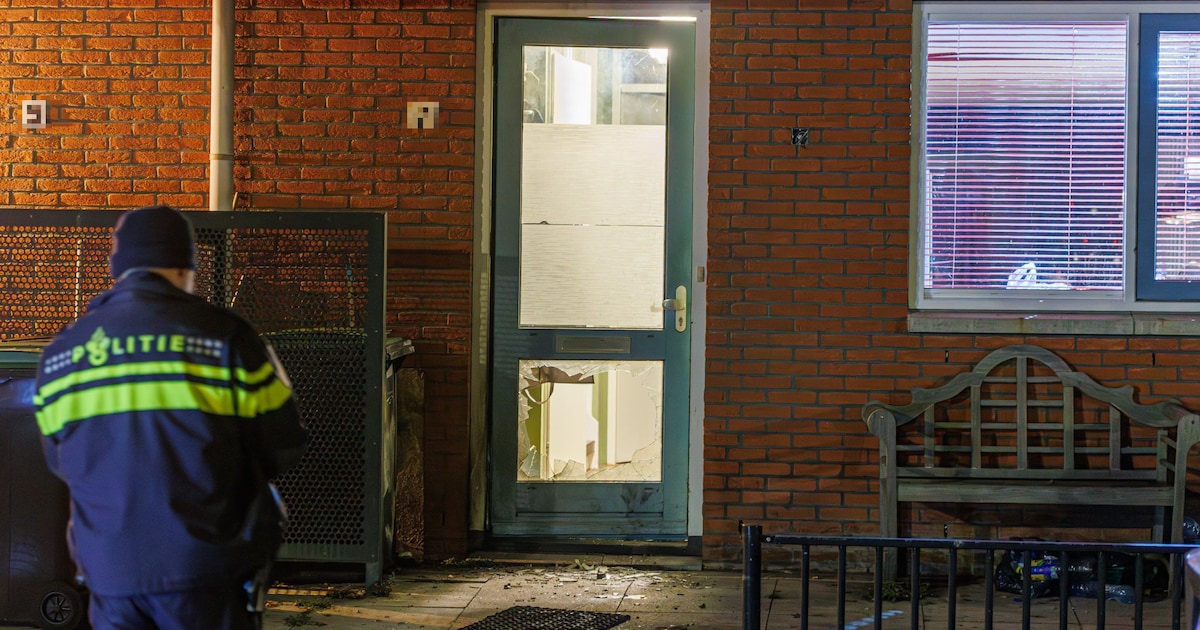 Explosie bij woning in Almere veroorzaakt flinke schade aan voordeur