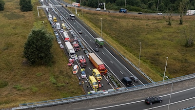 Meerdere gewonden na zwaar ongeval op A12 bij Duitse grenscontrole, snelweg ligt vol diesel en broks