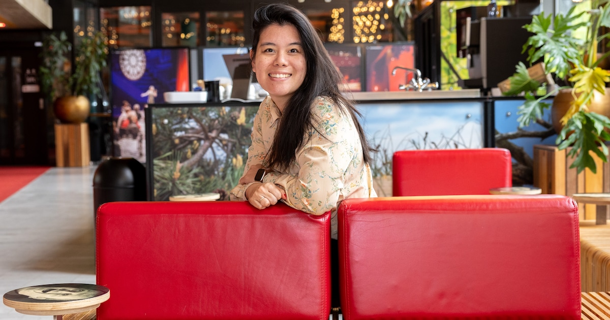 Adelina (40) combineert praten over bevallen met een avondje uit: ‘Ook voor mannen’