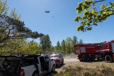 LIVE | Militairen gewapend met schep • Brandweer nog bezig met blussen branden