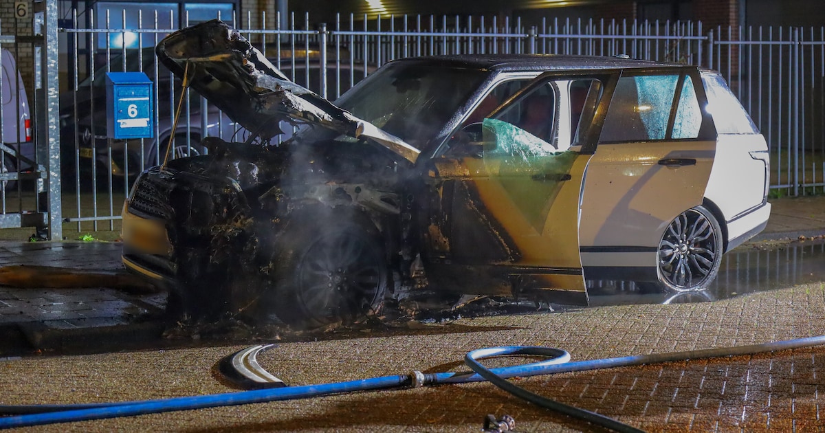 Range Rover gaat in vlammen op in het Westelijk Havengebied in Amsterdam