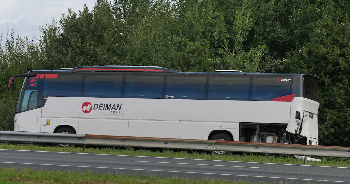 Botsing tussen touringcar en busje en nóg een incident bij De Wijk veroorzaken flinke file richting 