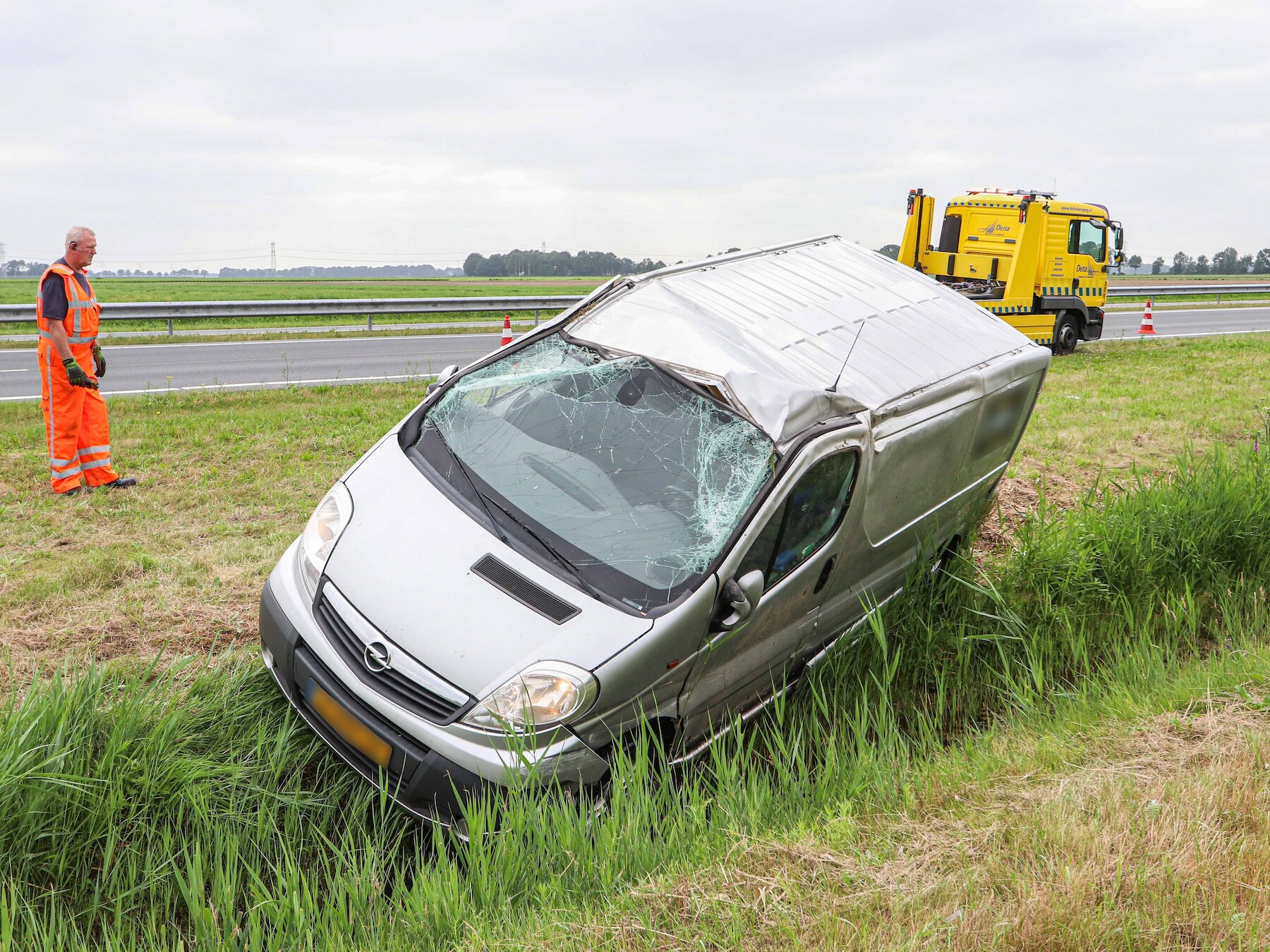 Bestelbusje slaat over de kop en belandt in sloot bij botsing N50, bestuurder ongedeerd