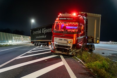 Vrachtwagen ramt vangrails A1 bij Beekbergen: verkeer loopt volledig vast