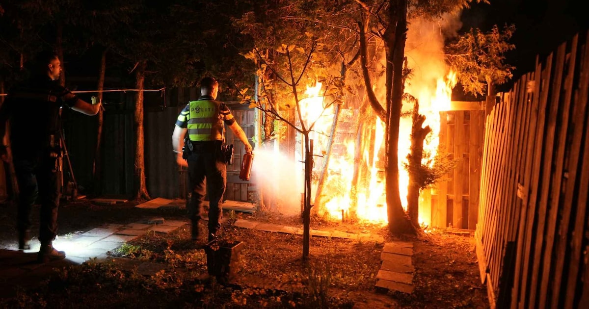 Schutting in brand in Hoogeveen, politie onderzoekt brandstichting