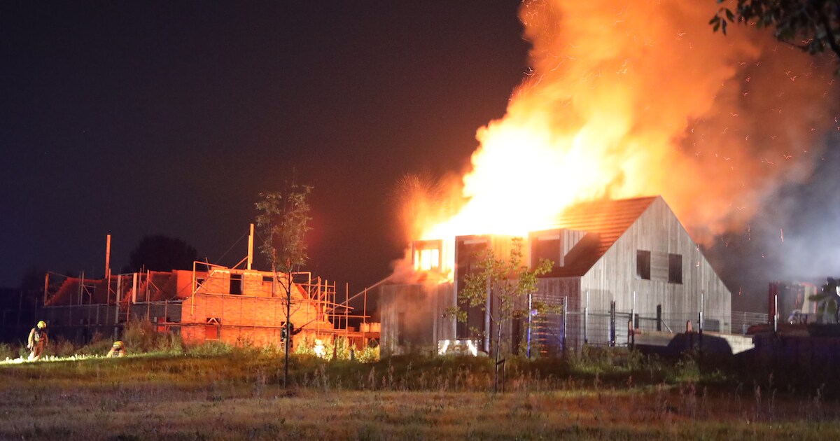 Grote uitslaande brand in kantoorgebouw, brandweer roept versterking op
