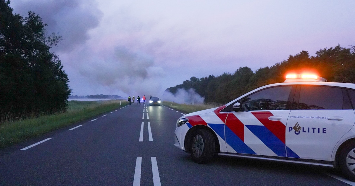 Bestelbus vliegt in brand op Drontermeerdijk in Dronten