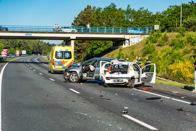 A28 richting Amersfoort deels dicht na botsing tussen drie auto’s