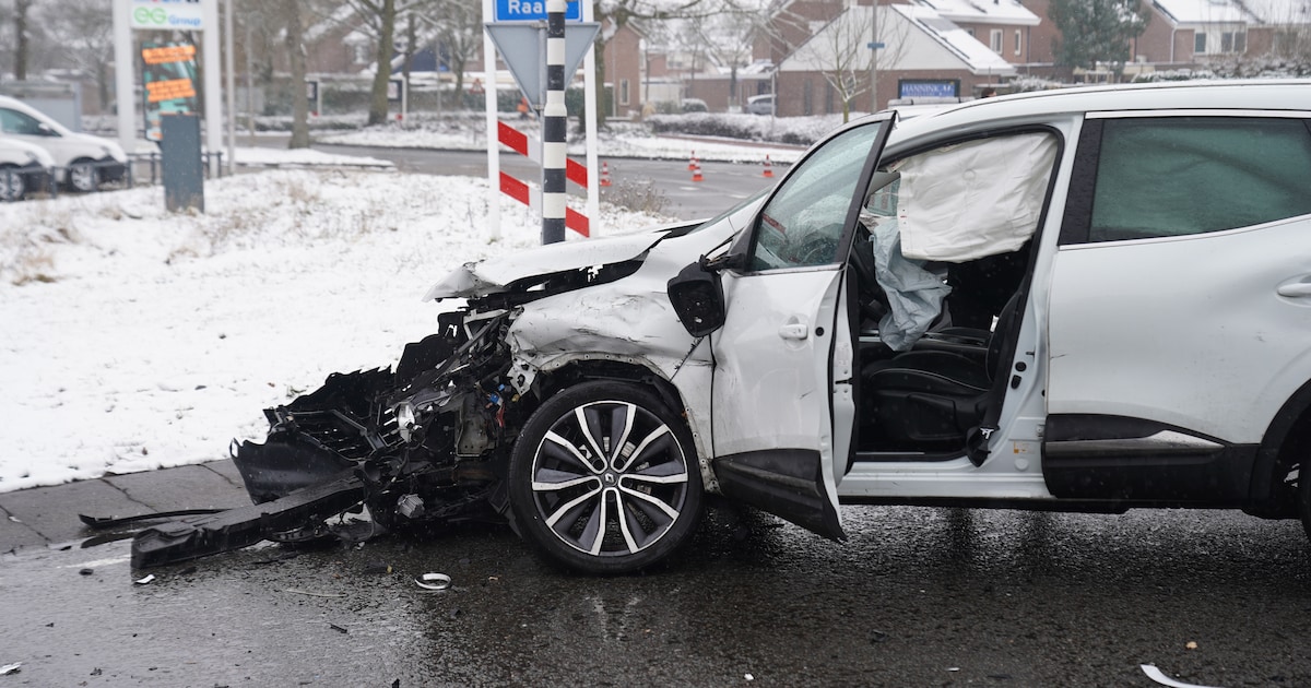 Drukte bij Raalte na nieuw ongeval: veel schade aan auto