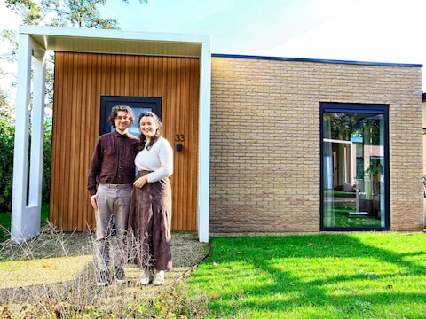 Noodgedwongen wonen Hesli en Lidewij met twee kinderen in vakantiehuisjes, zelfs een appartementen is onvindbaar
