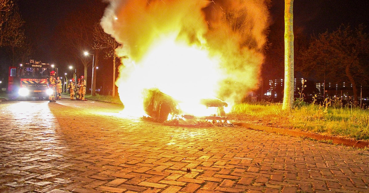 Auto zwaar beschadigd door brand in Amsterdam, politie onderzoekt oorzaak