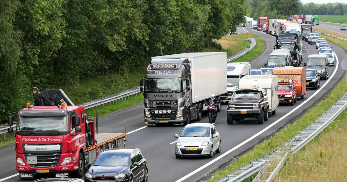 Auto belandt in vangrail op A28 bij Fluitenberg, lange file richting Hoogeveen