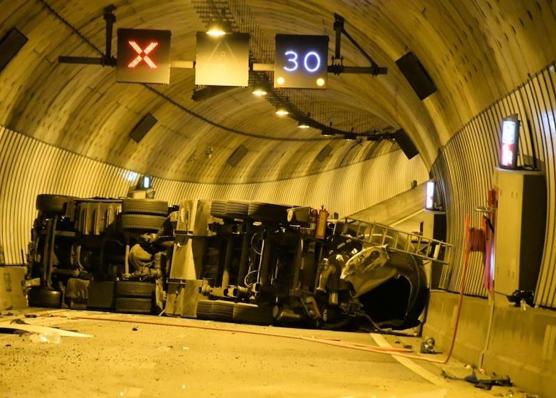 De gekantelde vrachtwagen blokkeert de gehele tunnelbuis van de Sluiskiltunnel.