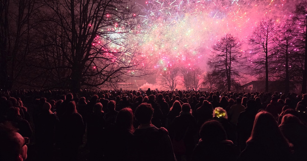 LIVE Oud en nieuw | Twee vuurwerkdoden • Politie: ‘Ongekend veel geweld’ • Zwolle geniet van vuurwer