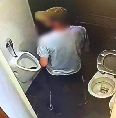 Bezoeker van tankstation opent gulp tussen wc en urinoir en piest alles onder