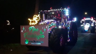 KIJK | Publiek geniet van stoet schitterende trekkers in Putten en Ermelo