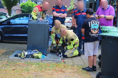 Kat bevrijdt uit een ondergrondse container in Amersfoort