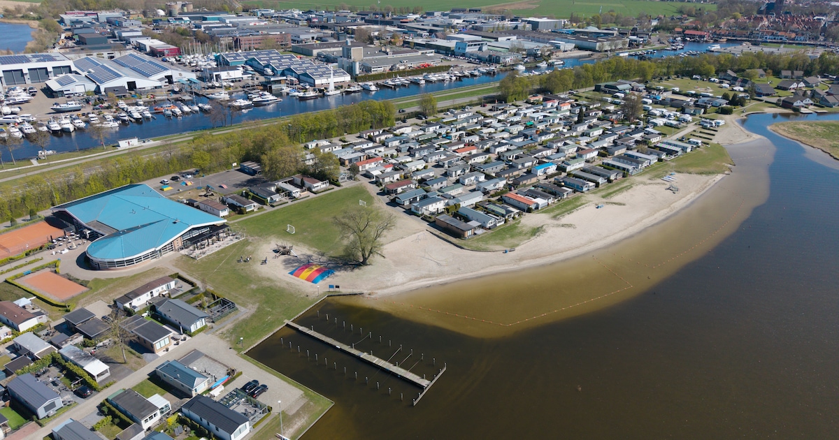 Tijdelijk, zeiden ze in 2023. Nu wonen vijf statushouders nog steeds in stacaravans op dit vakantiep