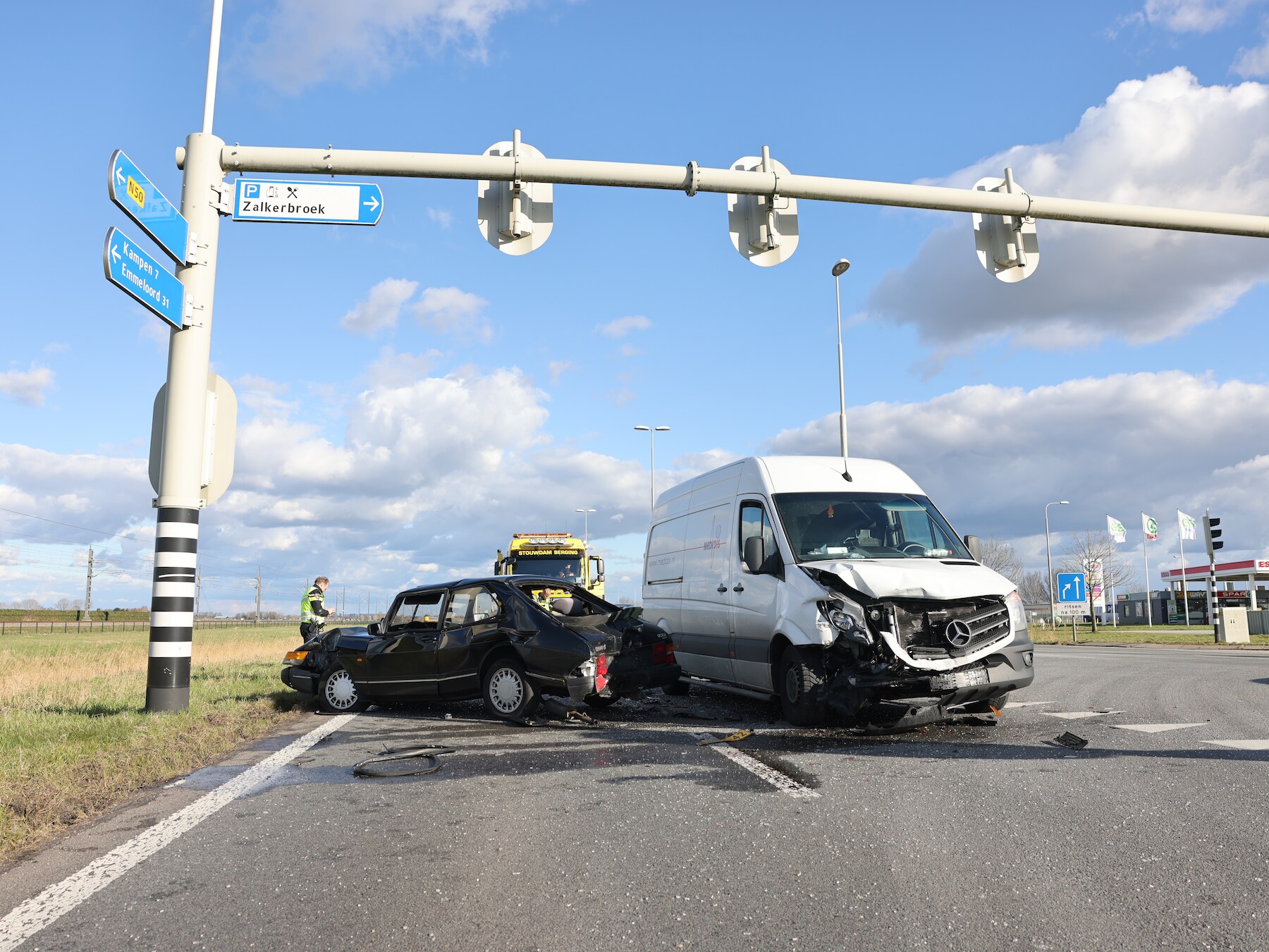 Bedrijfsbus klapt op auto, file op de N50