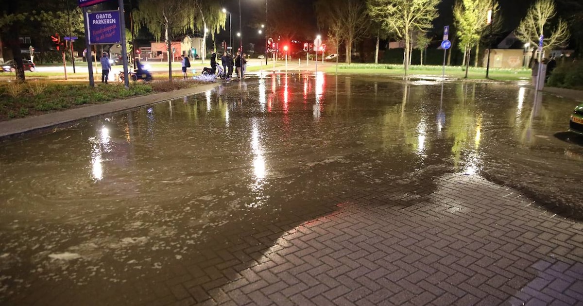Wegen staan blank nadat hoofdleiding springt in Apeldoorn
