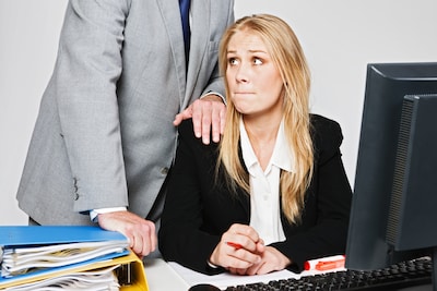 Topmanager pest collega’s en maakt seksueel getinte opmerkin