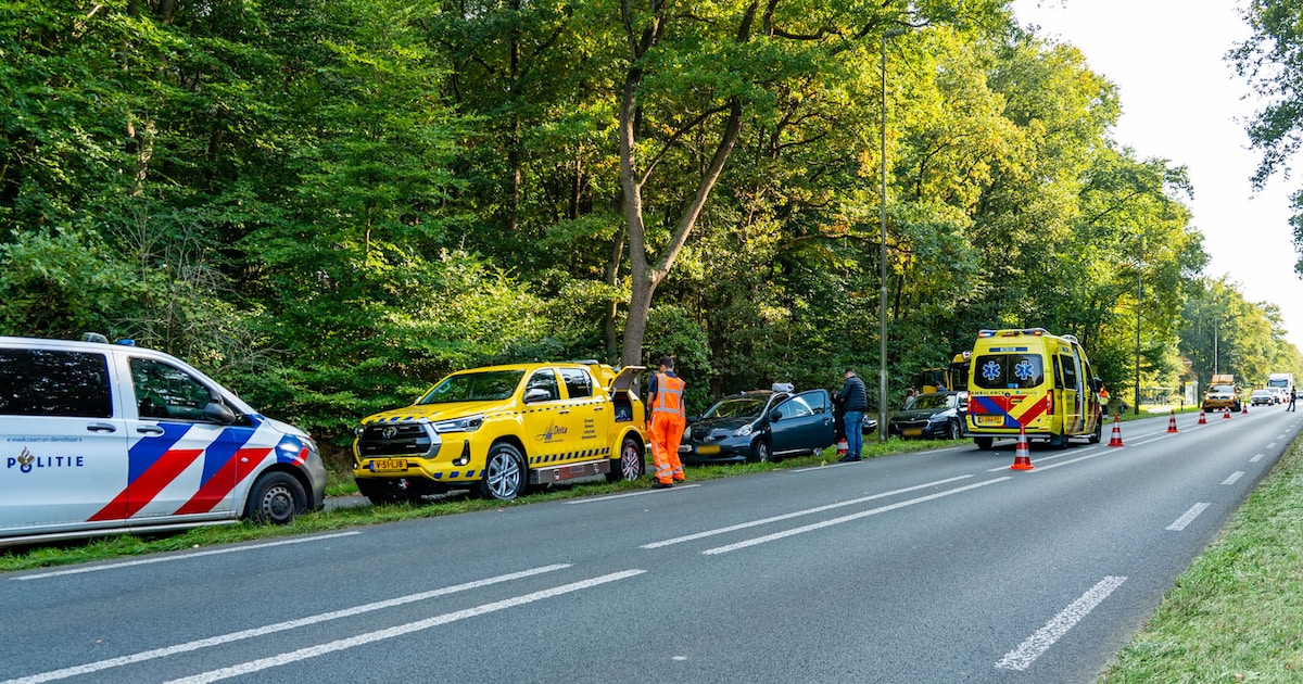 Twee botsingen in uur tijd op weg tussen Putten en Ermelo, motorrijder naar ziekenhuis.